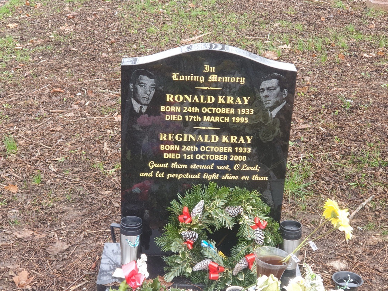 London – Waltham Forest (Borough of) – Chingford Mount Cemetery (Grave of Ronnie and Reggie Kray)