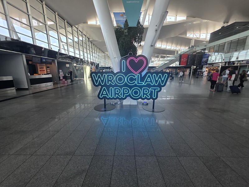 Wizz Air (Wrocław to Gatwick Airport)