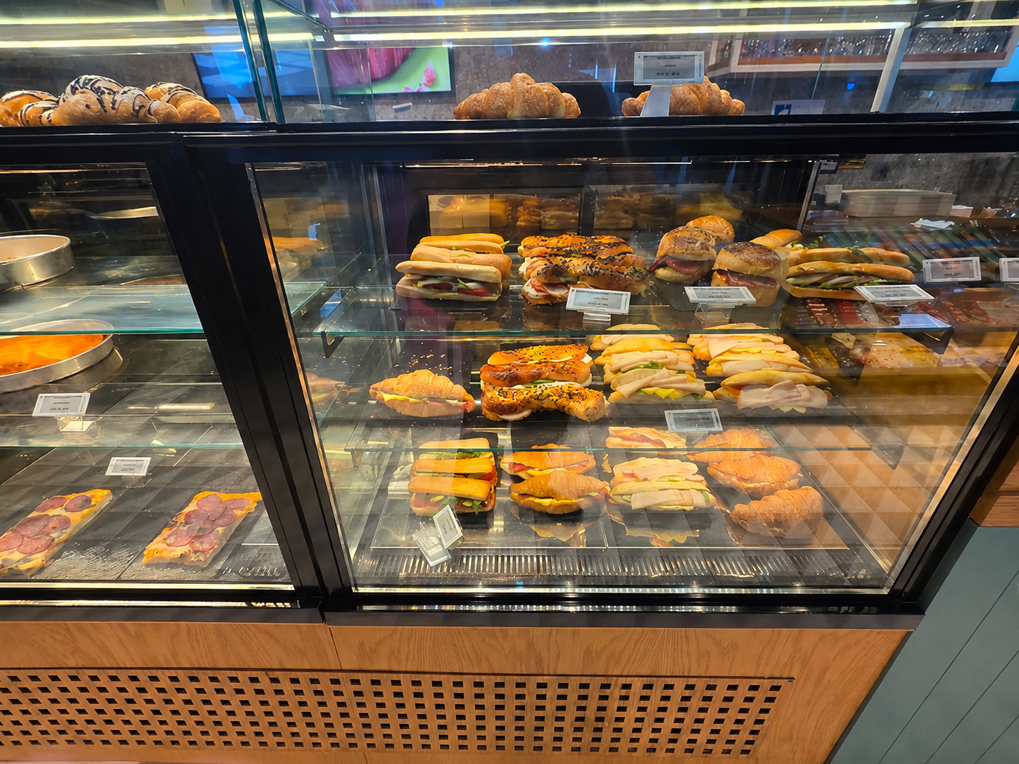 Skopje – Skopje Airport (Cakes & Bakes)