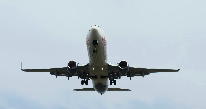 Faro – Standing Under a Landing Aircraft